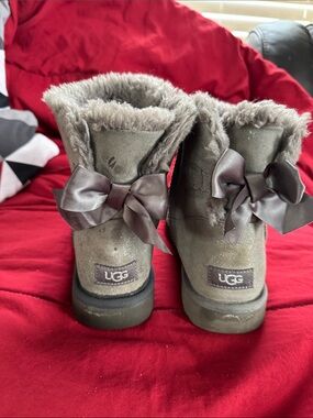 UGG Women's Bailey Bow II Short Suede Ankle Boots with Fur in Shimmer Grey
